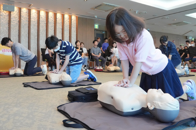 BNK부산은행은 지난 10일 오전 본점 스카이홀에서 (사)대한심폐소생협회 CPR인증교육기관인 보안전문회사 에스원과 함께 임직원 및 가족 대상으로 심폐소생술(CPR)교육을 가졌다. [BNK부산은행 제공]