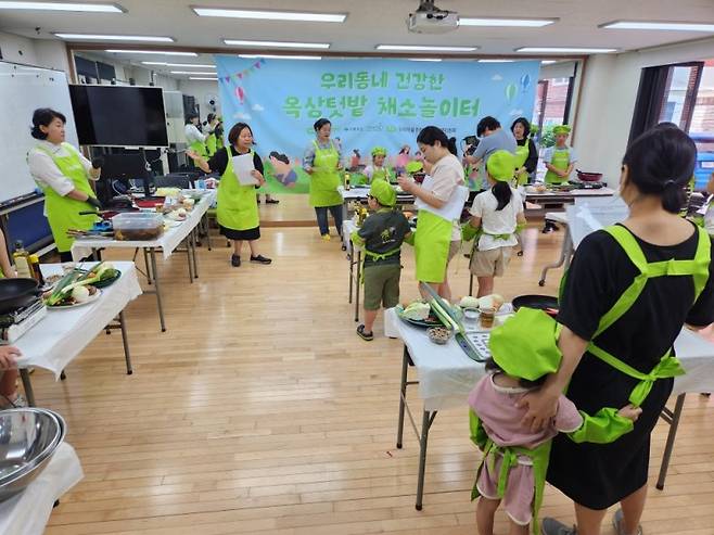 휴롬이 운영하는 요리교실에서 아이들이 채소를 활용해 요리를 하고 있다. 휴롬 제공