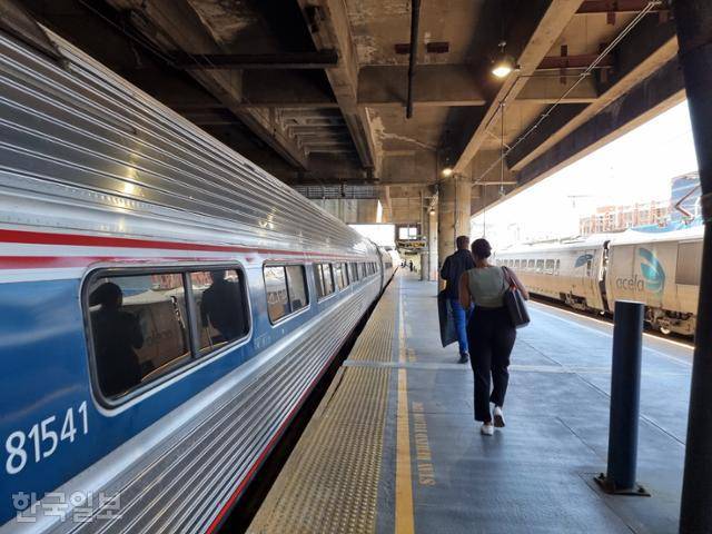 4월 23일 미국 워싱턴 기차역 유니언 스테이션 플랫폼에서 암트랙(Amtrak·미국철도여객공사) 열차를 타려는 승객들이 걸어가고 있다. 워싱턴=권경성 특파원