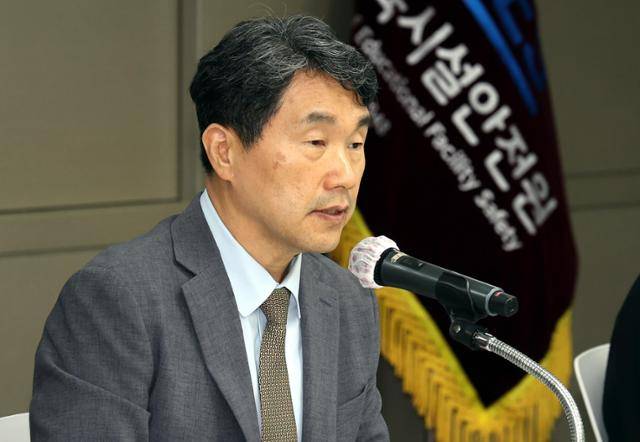 이주호 부총리 겸 교육부 장관이 12일 오후 서울 영등포구 한국교육시설안전원에서 열린 부총리-출입기자단 간담회에서 의대증원 등 현안 관련 취재진의 질문에 답변하고 있다. 뉴시스