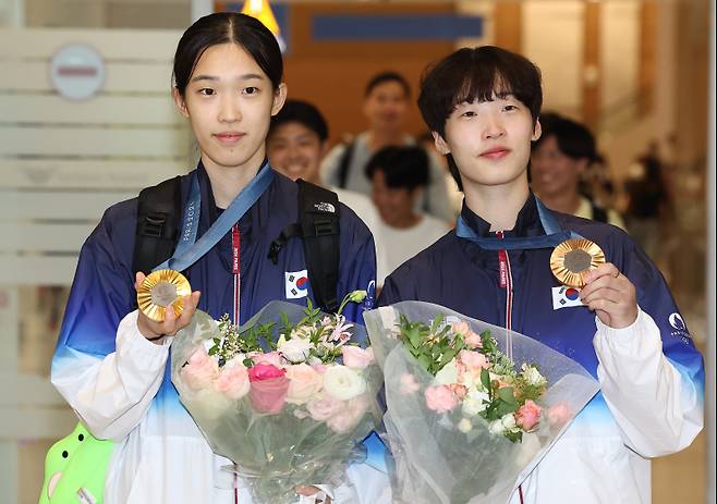 <yonhap photo-4131=""> 메달 들어 보이는 김유진·이다빈(영종도=연합뉴스) 류영석 기자 = 파리올림픽 태권도 대표팀 김유진(왼쪽), 이다빈 선수가 12일 오후 인천국제공항 제2여객터미널을 통해 귀국해 메달을 들어 보이고 있다. 2024.8.12ondol@yna.co.kr/2024-08-12 17:03:16/<저작권자 ⓒ 1980-2024 ㈜연합뉴스. 무단 전재 재배포 금지, AI 학습 및 활용 금지></yonhap>