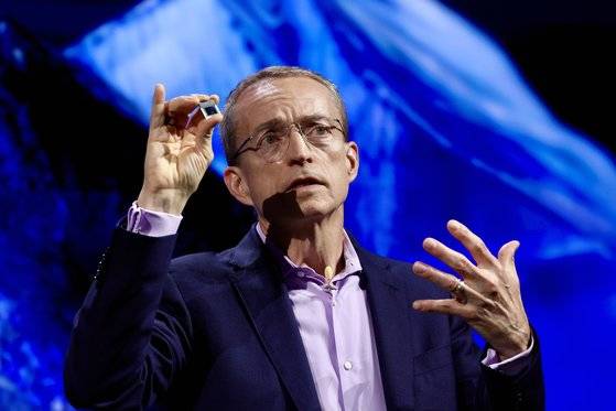 지난 6월 대만 전자박람회 컴퓨텍스 2024에서 팻 겔싱어 인텔 CEO가 기조연설 하고 있다. EPA=연합뉴스