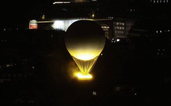 파리 밤 하늘을 밝힌 성화. 파리=김성룡 기자