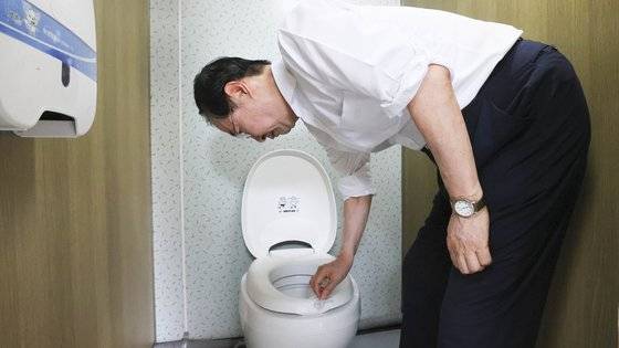 한덕수 국무총리가 지난해 8월 4일 전북 부안군에서 열리고 있는 '2023 새만금 세계스카우트잼버리' 대회장을 찾아 화장실 변기 등 시설물을 점검하고 있다. 연합뉴스