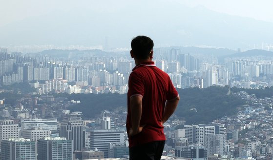 12일 남산에서 바라본 강북지역 모습. 이날 서울부동산정보광장에 따르면 7월 서울 아파트 계약 건수는 전날까지 6천911건이다. 7월 계약분 신고 기한이 이달 말까지로 20일가량 남아 있는데 전월 거래량의 93.7%까지 도달했다. 거래지역은 노원ㆍ도봉ㆍ강북구 등 강북권이 늘어났다. 연합뉴스