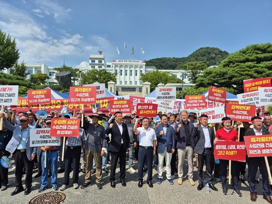 12일 오후 강원 춘천시 강원도청 앞에서 열린 환경부 양구 방산면 수입천댐 건설 반대 궐기대회에 참석한 주민들이 댐 건설 백지화를 외치고 있다. 박진호 기자