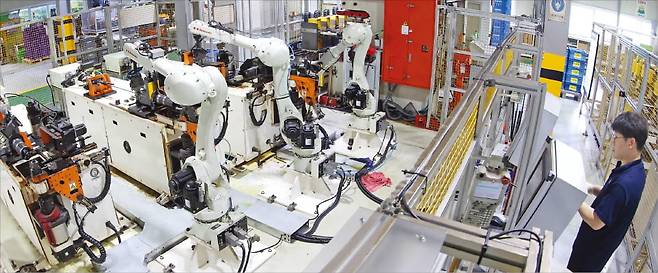 지난 9일 충북 진천에 있는 자동차 부품 기업 선일다이파스 공장에서 로봇들이 안전벨트에 부착하는 프리텐셔너 제조를 위한 성형 작업을 하고 있다.  최혁 기자