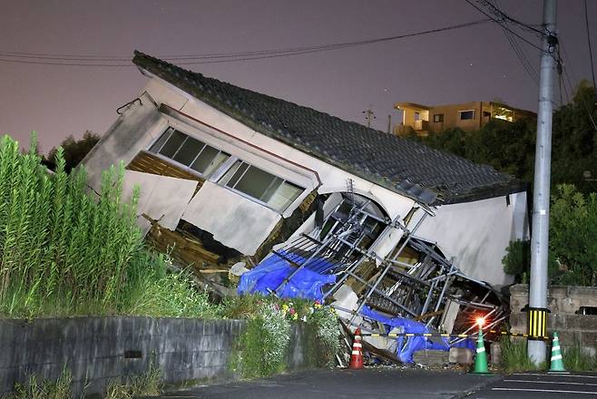 지난 8일 일본 규슈 남동부 미야자키현 앞바다에서 발생한 규모 7.1 강진의 영향으로 가고시마현 오사키 마을의 한 주택이 무너져 내린 모습. /사진=로이터