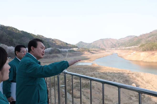 윤석열 대통령이 지난해 3월31일 전남 광주의 가뭄 지역인 주암조절지댐 인근을 시찰하고 있다. 대통령실 제공