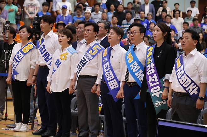 11일 대전 서구 배재대 스포렉스홀에서 열린 더불어민주당 당 대표·최고위원 후보자 합동연설회에서 김병주(오른쪽부터)·강선우·정봉주·민형배·김민석·이언주·한준호·전현희 최고위원 후보가 애국가를 제창하고 있다. 연합뉴스