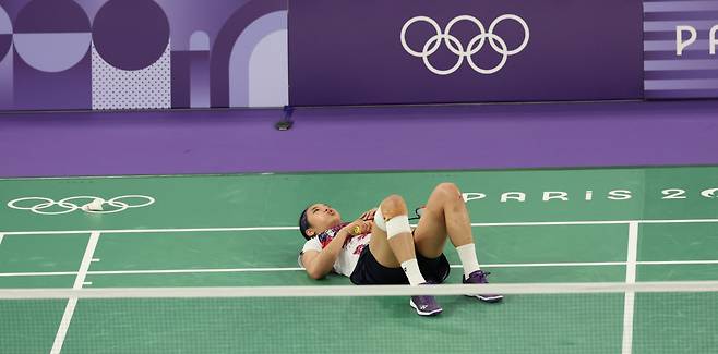 An Se-young lies on her back during the finals of women's singles badminton event at the Paris Olympics on Aug. 5. (Yonhap)