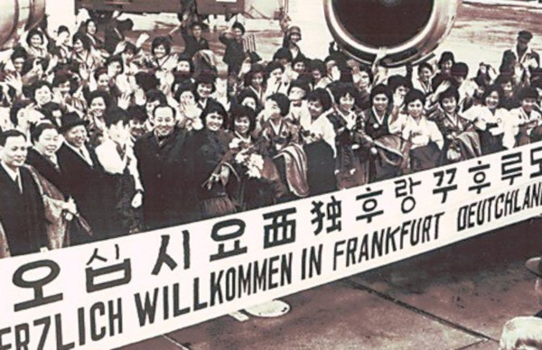 독일 현지 교민들과 파독 간호사들이 1966년 1월 31일 독일 프랑크푸르트공항에서 기념사진을 찍고 있다. 국민일보DB