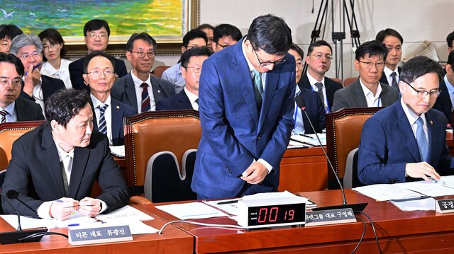 구영배 큐텐그룹 대표가 지난달 30일 국회 정무위원회에서 열린 '티몬·위메프 정산 및 환불 지연 사태' 관련 긴급 현안질의에 출석해 고개를 숙이고 있다. 최현규 기자