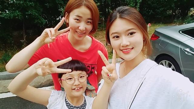 한국 탁구 대표팀 선수 이은혜(가운데)가 동생들과 기념 촬영을 한 모습. 이은혜의 양아버지인 이충희 목사가 제공한 사진이다.