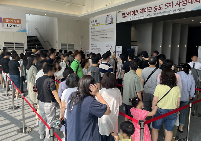 ‘힐스테이트 레이크 송도5차’ 견본주택에 입장하기 위해 대기하고 있는 고객들. [사진출처=현대건설]