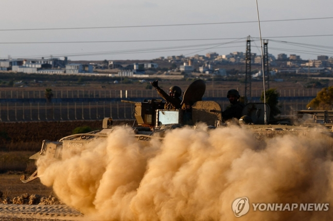 이스라엘-가자 분리장벽 인근에서 흙먼지를 일으키며 달리는 이스라엘 장갑차 <로이터 연합뉴스>