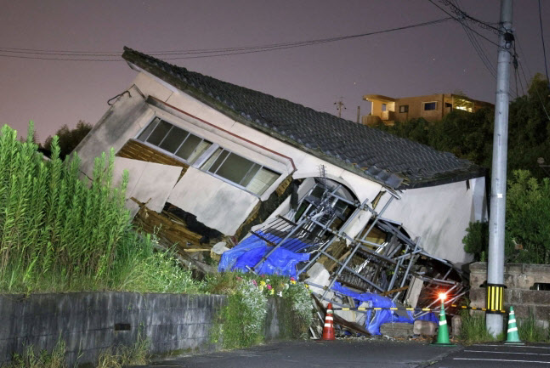 지난 8일 일본 규슈 남동부 미야자키현 앞바다에서 발생한 규모 7.1 강진의 영향으로 가고시마현 오사키 마을의 한 주택이 무너져 있다. 이날 강진으로 최소 12명이 다치고 가옥 2채가 무너진 것으로 전해졌다. (사진=연합뉴스)