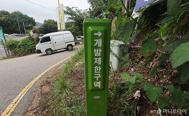 (서울=뉴스1) 김진환 기자 = 정부가 8일 부동산 관계장관회의를 열고 '주거안정을 위한 주택공급 확대방안'을 발표했다.   정부는 수도권 내 그린벨트(개발재한구역)를 해제해 올해와 내년 각각 5만 가구, 3만 가구 등 총 8만가구 규모의 신규 택지를 발굴할 예정이다.   세부 대상지는 오는 11월 발표 예정으로, 당장 오는 13일부터 서울 그린벨트 전역과 인접 수도권 지역 모두 '토지거래허가구역'으로 묶인다.   사진은 이날 그린벨트 해제지로 유력 거론되는 서울 서초구 내곡동 일대 개발제한구역에 걸린 그린벨트 해제 촉구 현수막. /사진=(서울=뉴스1) 김진환 기자