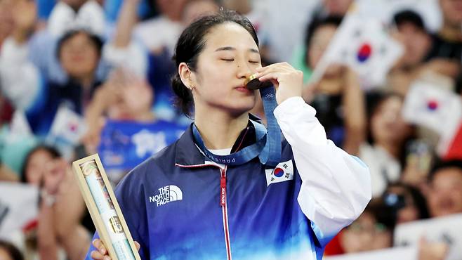 대한민국 배드민턴 국가대표팀 안세영이 5일(한국시간) 프랑스 파리 아레나 포르트 드 라 샤펠에서 열린 '2024 파리 올림픽' 배드민턴 여자 단식 시상식에서 금메달에 입을 맞추고 있다. /사진=뉴시스