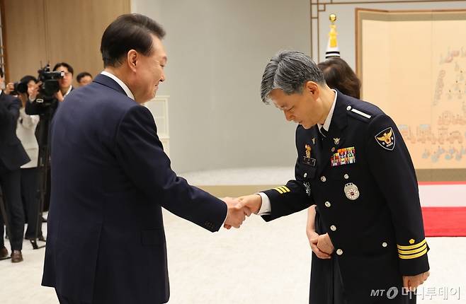 [서울=뉴시스] 최진석 기자 = 윤석열 대통령이 12일 서울 용산 대통령실 청사에서 열린 경찰청장 임명장 수여식에서 조지호 경찰청장과 인사를 나누고 있다. 2024.08.12. myjs@newsis.com /사진=최진석