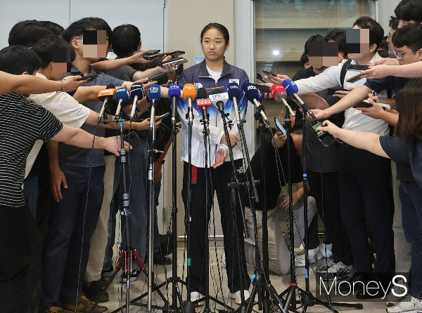 2024 파리올림픽 금메달리스트이자 세계 랭킹 1위 안세영이 지난해 9억원의 수익을 벌어들일 동안 세계랭킹 10위권 선수는 스폰서와 광고 등을 통해 100억원에 가까운 수익을 낸 것으로 확인됐다. 사진은 지난 7일 인천국제공항을 통해 귀국한 안세영. /사진=임한별 기자