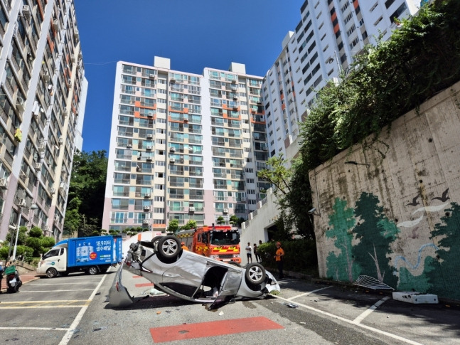 부산 사상구 한 아파트에서 주차하던 승용차가 난간을 뚫고 10여ｍ 아래로 추락한 모습. [연합]