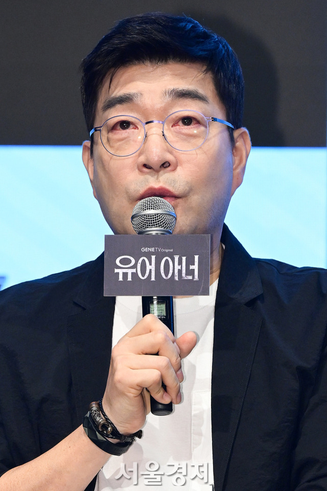 배우 손현주가 12일 오후 서울 구로구 더 세인트에서 진행된 지니 TV 오리지널 드라마 ‘유어 아너’(극본 김재환/연출 유종선) 제작발표회에서 눈물을 참고 있다. 김규빈 기자 2024.08.12