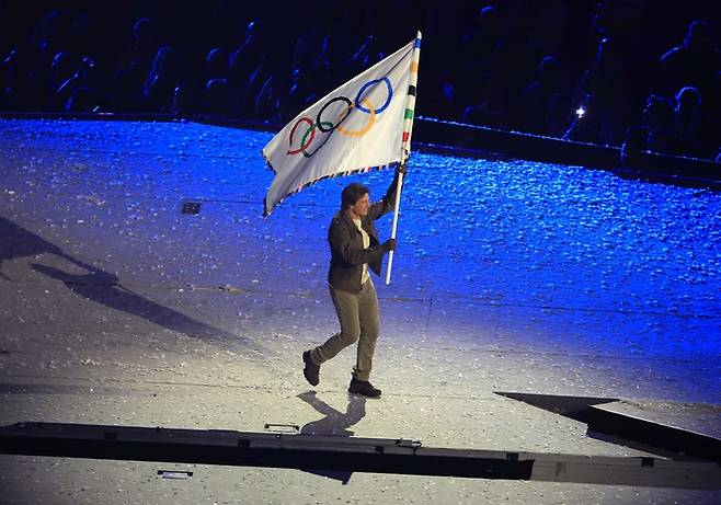 11일(현지시간) 프랑스 생드니 스타드 드 프랑스에서 열린 2024파리올림픽 폐회식에서 톰 크루즈가 올림픽기를 전달 받고 있다.  2024.8.11 생드니=올림픽사진공동취재단/KOU