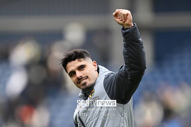 ▲ 페드루 네투가 첼시 유니폼을 입는다. 첼시는 11일(한국시간) 공식 홈페이지를 통해 네투 영입 사실을 발표했다. 토트넘, 아스널 등과 영입 경쟁에서 이겼다. 계약 기간은 7년. 이적료는 6,300만 유로(약 940억 원)로 알려졌다. 네투는 지난 시즌 황희찬과 함께 울버햄튼 공격을 양분했다. 빠른 드리블 돌파로 역습 상황에서 상대 수비를 흔들고 많은 공격 포인트를 기록했다. 지난 시즌 부상으로 20경기 출전에 그쳤지만 2골 9도움이나 올렸다. 잦은 부상만 없다면 첼시가 투자한 돈값은 할 수 있는 선수다. 다만 2021년 이후 부상으로 빠진 경기만 100경기가 넘는다.