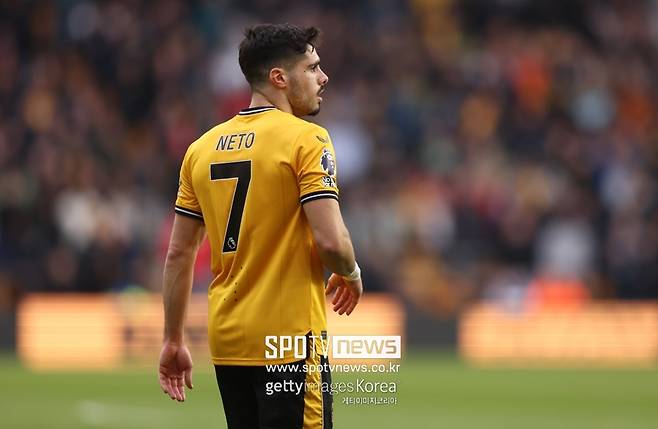 ▲ 페드루 네투가 첼시 유니폼을 입는다. 첼시는 11일(한국시간) 공식 홈페이지를 통해 네투 영입 사실을 발표했다. 토트넘, 아스널 등과 영입 경쟁에서 이겼다. 계약 기간은 7년. 이적료는 6,300만 유로(약 940억 원)로 알려졌다. 네투는 지난 시즌 황희찬과 함께 울버햄튼 공격을 양분했다. 빠른 드리블 돌파로 역습 상황에서 상대 수비를 흔들고 많은 공격 포인트를 기록했다. 지난 시즌 부상으로 20경기 출전에 그쳤지만 2골 9도움이나 올렸다. 잦은 부상만 없다면 첼시가 투자한 돈값은 할 수 있는 선수다. 다만 2021년 이후 부상으로 빠진 경기만 100경기가 넘는다.