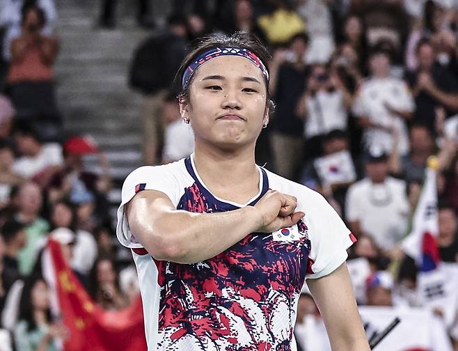 ▲ 문화체육관광부가 대한배드민턴협회를 전면 조사한다. 안세영이 지난 5일(한국시간) 2024 파리 올림픽 배드민턴 여자 단식에서 금메달을 딴 직후 제기한 문제들을 집중 검토한다. 안세영은 대한배드민턴협회의 대표팀 선수 관리, 부상 대응 등을 비판했다. 대한배드민턴협회의 부실한 선수 관리와 대표팀 선발에 공정성을 제기하는 사람들이 많다. 이에 대한배드민턴협회는 선택적인 반박으로 대응하고 있다. 이번 대한배드민턴협회 조사단장을 맡은 문체부 이정우 체육국장은 "안세영뿐 아니라 우리 선수라면 누구든지 하고 싶은 말을 할 수 있다. 선수 목소리에 귀를 기울이는 것이 문체부와 체육단체가 지녀야 할 당연한 자세다"라고 말했다. 이기흥 대한체육회장이 안세영의 인터뷰를 두고 "표현 방식이 서투르고 적절하지 않았다"고 한 말을 반박한 것이다. ⓒ 연합뉴스