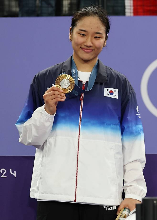 ▲ 문화체육관광부가 대한배드민턴협회를 전면 조사한다. 안세영이 지난 5일(한국시간) 2024 파리 올림픽 배드민턴 여자 단식에서 금메달을 딴 직후 제기한 문제들을 집중 검토한다. 안세영은 대한배드민턴협회의 대표팀 선수 관리, 부상 대응 등을 비판했다. 대한배드민턴협회의 부실한 선수 관리와 대표팀 선발에 공정성을 제기하는 사람들이 많다. 이에 대한배드민턴협회는 선택적인 반박으로 대응하고 있다. 이번 대한배드민턴협회 조사단장을 맡은 문체부 이정우 체육국장은 "안세영뿐 아니라 우리 선수라면 누구든지 하고 싶은 말을 할 수 있다. 선수 목소리에 귀를 기울이는 것이 문체부와 체육단체가 지녀야 할 당연한 자세다"라고 말했다. 이기흥 대한체육회장이 안세영의 인터뷰를 두고 "표현 방식이 서투르고 적절하지 않았다"고 한 말을 반박한 것이다. ⓒ 연합뉴스