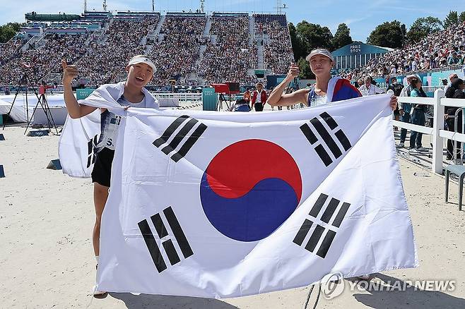 태극기 들고 기뻐하는 성승민과 김선우 (베르사유[프랑스]=연합뉴스) 김도훈 기자 = 11일(현지시간) 프랑스 파리 베르사유에서 열린 2024파리올림픽 근대5종 여자 개인 결승전 레이저런 경기에서 동메달을 따낸 성승민이 경기를 마친 뒤 김선우와 함께 태극기를 들고 기뻐하고 있다. 2024.8.11 [공동취재] superdoo82@yna.co.kr