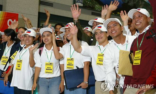 2004년 외국인 고용허가제 실시 첫 외국인 근로자 입국 [연합뉴스 자료사진]