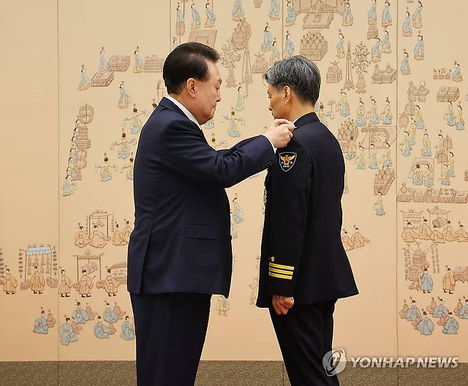 윤석열 대통령, 경찰청장 계급장 수여 (서울=연합뉴스) 홍해인 기자 = 윤석열 대통령이 12일 서울 용산 대통령실 청사에서 열린 경찰청장 임명장 수여식에서 조지호 경찰청장에게 계급장을 달아주고 있다. 2024.8.12 [대통령실통신사진기자단] hihong@yna.co.kr