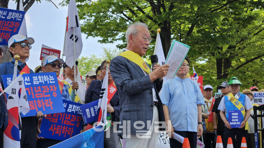 김대하 광복회 서울시지부 지부장이 13일 열린 집회에서 김형석 독립기념관장 임명 철회를 촉구하고 있다(사진=김세연 기자)