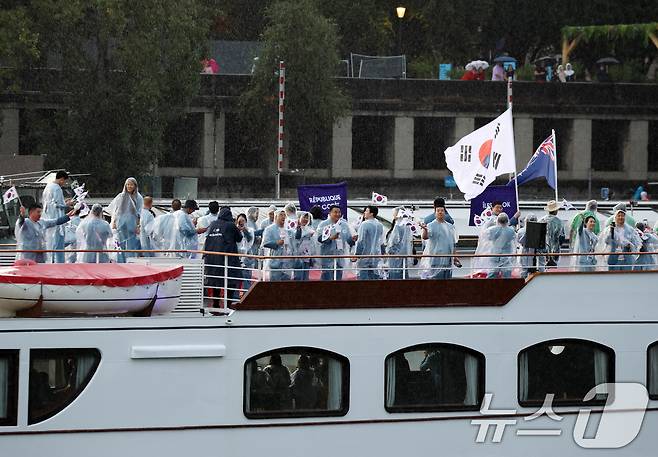 2024 파리 올림픽 개회식이 열린 27일(한국시각) 프랑스 파리 센강에서 대한민국 선수단을 태운 보트가 트로카데로 광장을 향해 수상 행진을 하고 있다. (공동취재) 2024.7.27/뉴스1 ⓒ News1 이동해 기자