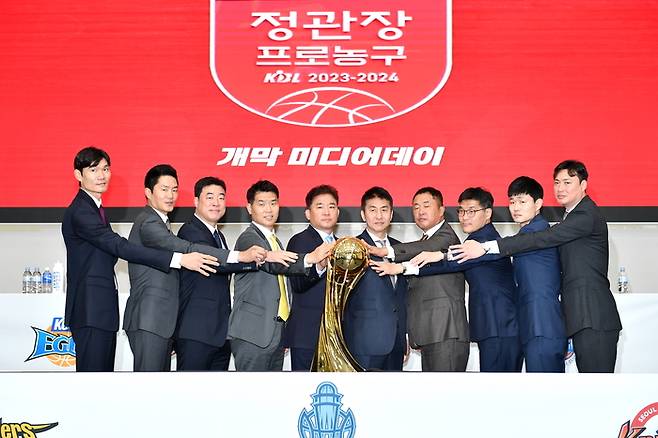 KBL 10개 구단 감독들이 지난시즌 개막을 앞두고 미디어데이에서 기념촬영을 하고 있다. 사진 | KBL