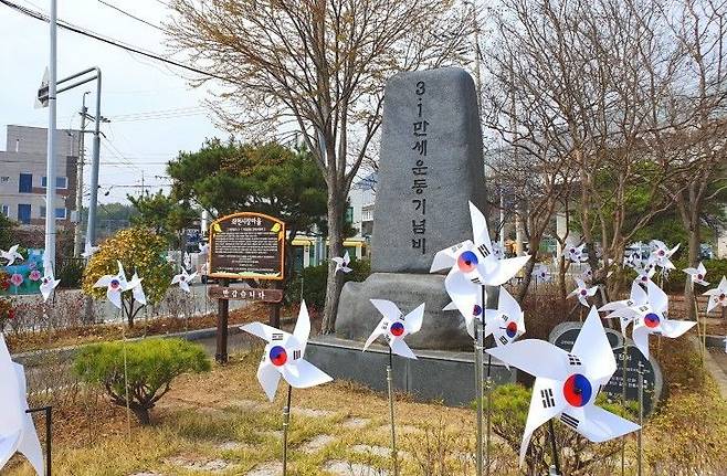 기장군 장안읍 좌천 재래시장 공영주차장에 건립된 3·1 만세운동 기념비.