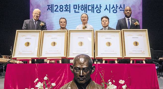 2024 만해대상 시상식이 열린 12일 오후 강원 인제 하늘내린센터에서 올해 수상자들이 기념 촬영을 했다. 왼쪽부터 안선재 수사, 김용택 시인(이상 문예 대상), 김혜심 교무, 김훈 교수(이상 실천 대상), 폴 카가메 르완다 대통령을 대신해 평화 대상을 받은 클로드 간지 주한 르완다 대사관 1등 참사관. /인제=김지호 기자