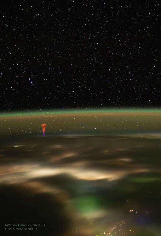 국제우주정거장(ISS)에서 포착한 거대 제트 번개(Giant jet lightning)./미 항공우주국(NASA), 엑스퍼디션 71, 존슨 우주 센터(JSC), 지구과학 및 원격 감지 유닛(ESRS), 매슈 도미닉