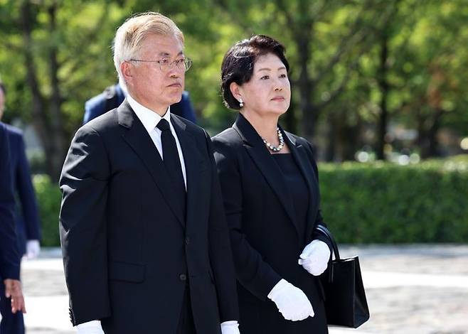 문재인 전 대통령과 김정숙 여사가 지난 5월 23일 오후 경남 김해 봉하마을에서 열린 고(故) 노무현 전 대통령 15주기 추도식에서 노 전 대통령의 묘역에 헌화한 뒤 너럭바위로 향하고 있다.ⓒ뉴시스