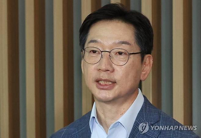 출국하는 김경수 전 지사 (영종도=연합뉴스) 한상균 기자 = 김경수 전 경남도지사가 14일 인천공항에서 출국 전 기자들의 질문에 답하고 있다. 영국에서 유학 중인 김 전 지사는 노무현 전 대통령 추도식 참석을 위해 잠시 귀국했다. 2024.6.14 xyz@yna.co.kr (끝)