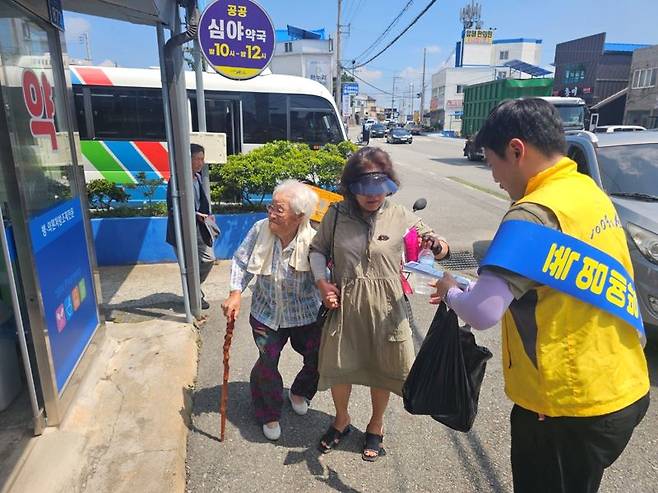 전남도가 폭염에 따른 추가 인명·재산 피해가 없도록 취약업종 사업장을 중심으로 근무시간 조정 등 권고 조치 이행 여부를 점검하고, 폭염 저감시설 설치, 취약계층 지원 등에 2167억원을 투입하는 등 총력 대응하고 있다. 사진은 폭염 피해 예방 캠페인 모습.