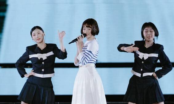 지난 6월 일본 팬미팅에서 하니가 ‘푸른 산호초’를 부르는 모습. 어도어 제공