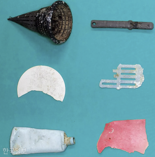 네덜란드의 비영리단체인 '오션클린업'이 태평양 거대 쓰레기 지대(GPGP)에서 발견한 플라스틱 쓰레기들. 좌측 상단에 장어 통발 유도구가 보인다. 오션클린업 제공