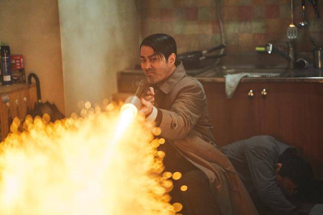 14일 공개될 '폭군'은 영화 '신세계'로 유명한 박훈정 감독이 제작한 첫 드라마다. 4부작의 짧은 호흡이다. 사진은 드라마 속 킬러로 나온 배우 차승원의 모습. 월트디즈니 컴퍼니 코리아 제공