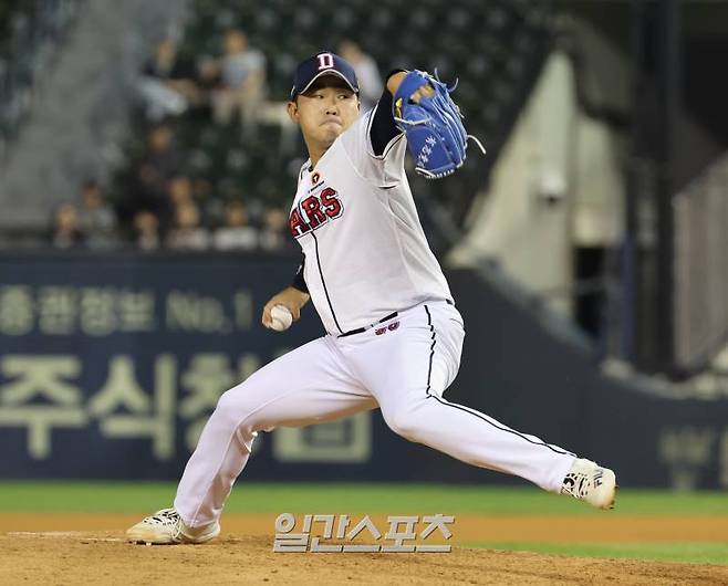 8일 오후 서울 잠실야구장에서 열린 프로야구 LG와 두산 경기. 두산 투수 김정우가 6회 선발 시라카와에 이어 등판, 역투하고있다. 잠실=정시종 기자 capa@edaily.co.kr /2024.08.08.