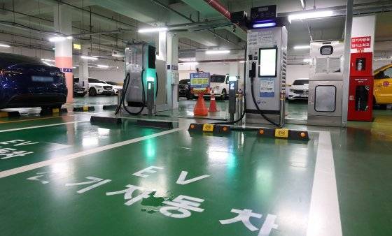 12일 서울 강남구의 한 공영주차장에 전기차 화재 대비 리튬이온배터리 전용 소화기가 설치돼 있다.   강남구는 관내 공영주차장 56개 가운데 전기차 화재 시 인명 및 재산 피해가 크게 이어질 수 있는 옥내 주차장 20개소 전체에 질식소화포 22개를 설치했다. 질식소화포는 화재 발생 시 차량을 덮어 산소를 차단함으로써 유독가스 확산을 막는 초기 진압 장비다. 뉴스1