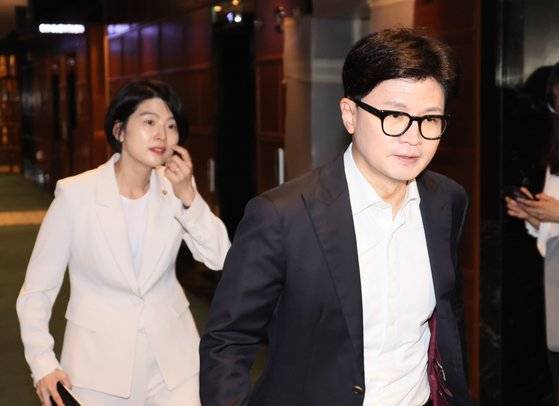 한동훈 국민의힘 대표(오른쪽)가 12일 서울 여의도 한 식당에서 열린 4선 의원과의 오찬에 참석하고 있다. 왼쪽은 한지아 의원. 연합뉴스